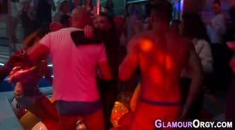  Брюнетка танцует на секс-вечеринке и дает в киску незнакомцу 